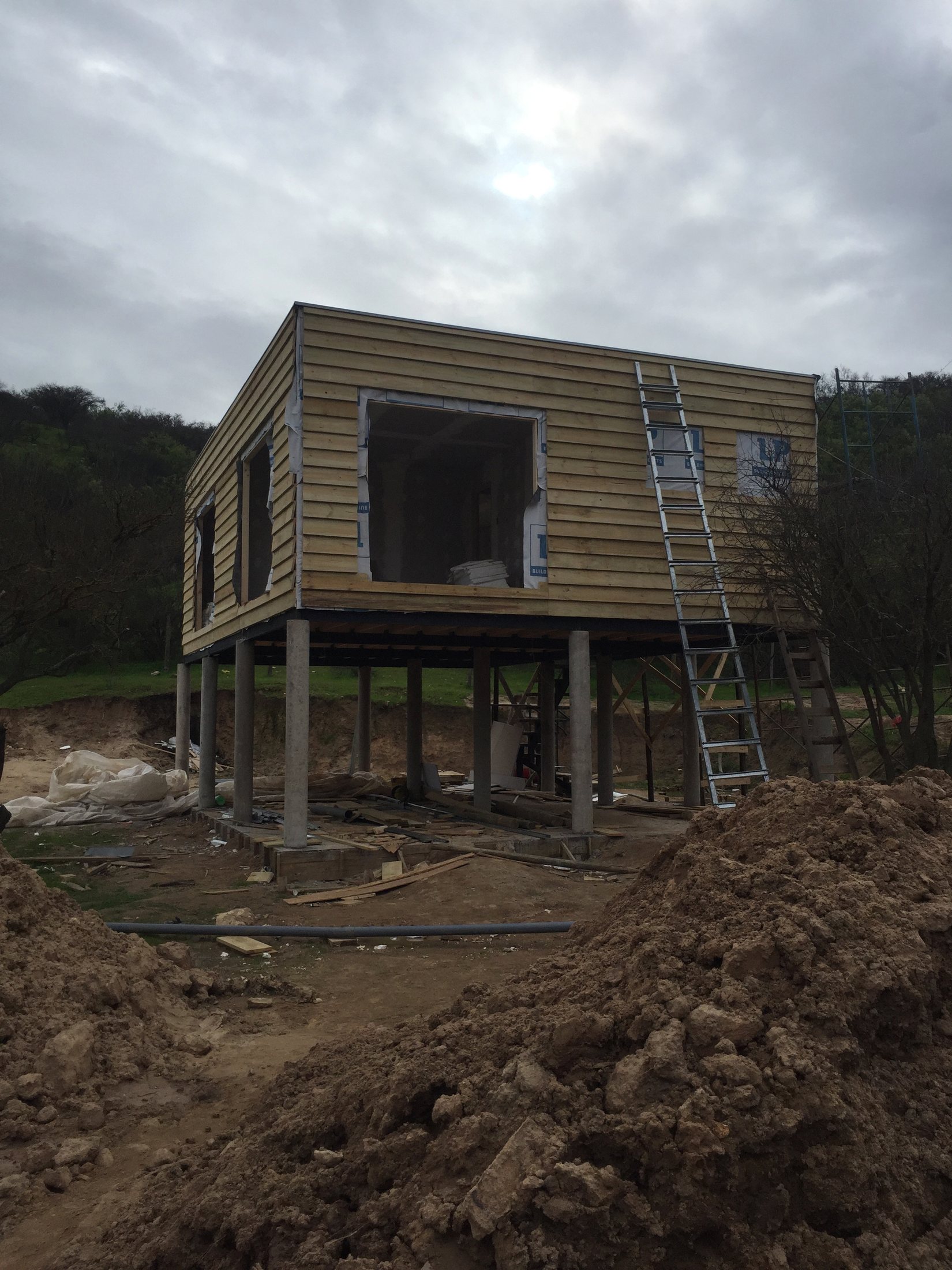 Vivienda elevada con estructura de madera