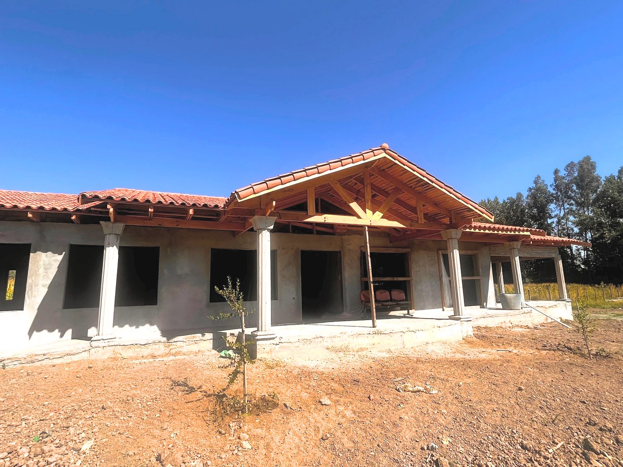 Casa de campo con teja colonial y pórtico