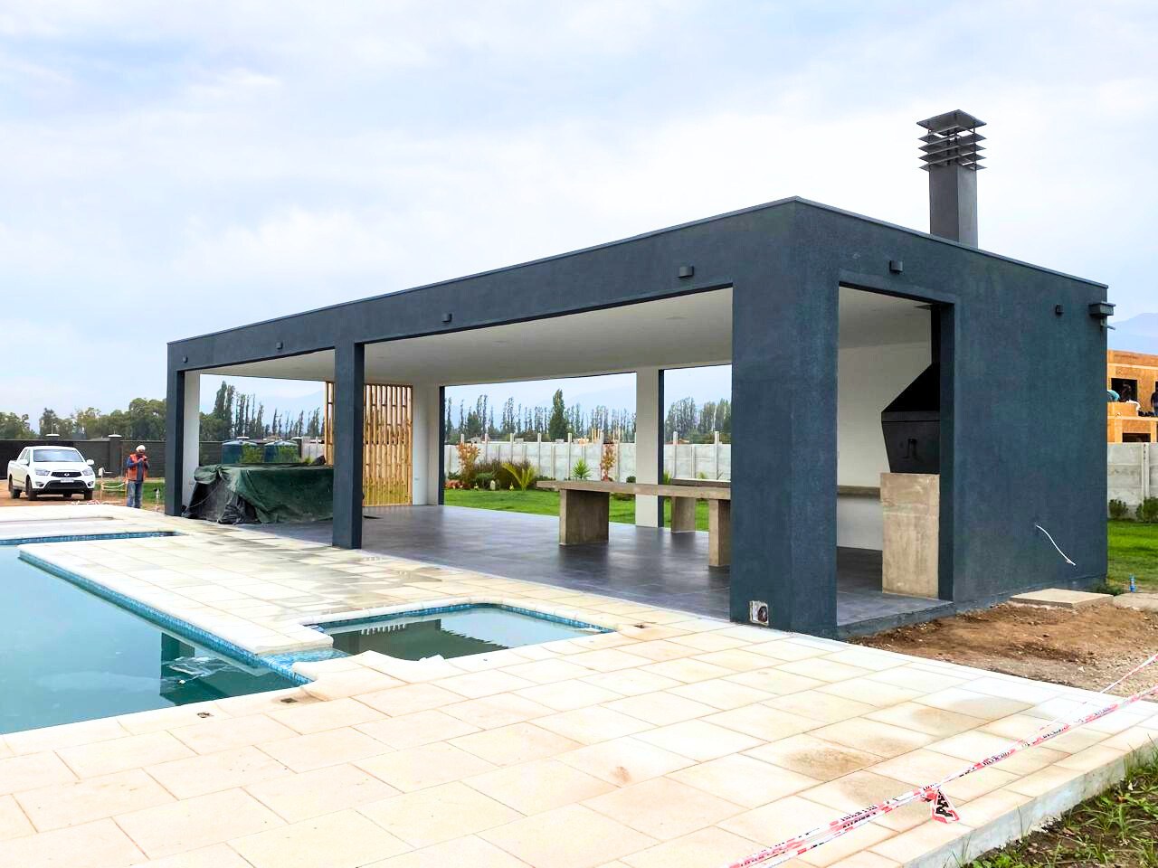 Conjunto mediterráneo de quincho y piscina