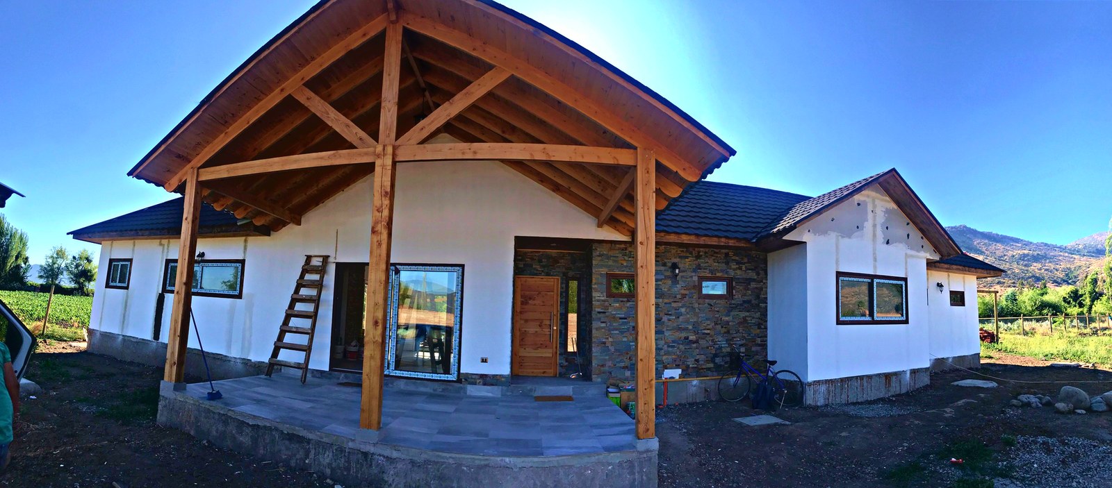 Vivienda campestre con pórtico de madera
